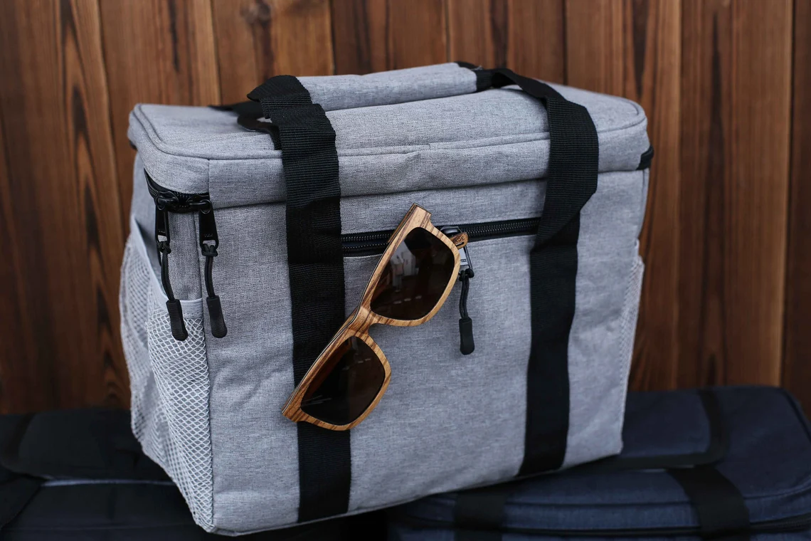 https://www.jackleatherstudio.com/cdn/shop/files/PersonalizedGroomsmenGiftCoolerBag_GiftforMen_BestManGift_BachelorPartyGifts_TopOpenBeerCoolerBag_7.png?v=1690170122